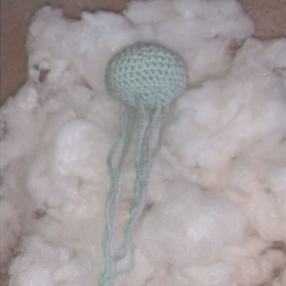 Crochet jellyfish and bee with or without keychain - Picture 5 of 6